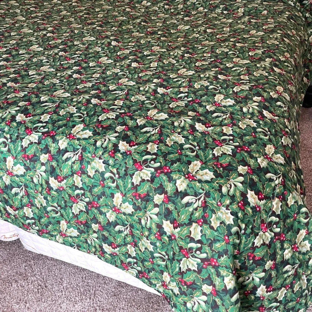 Quilted Christmas Coverlet Size Queen Santa Block Print Holly Reversible 96x84le